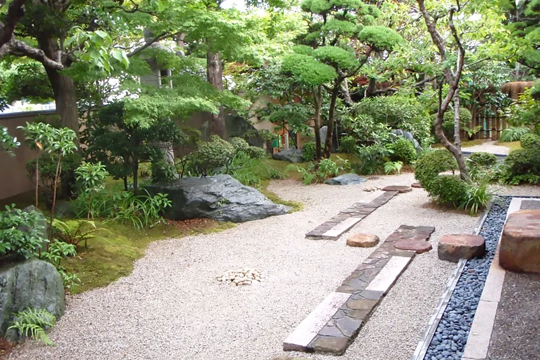 縁側から眺める優雅な庭園