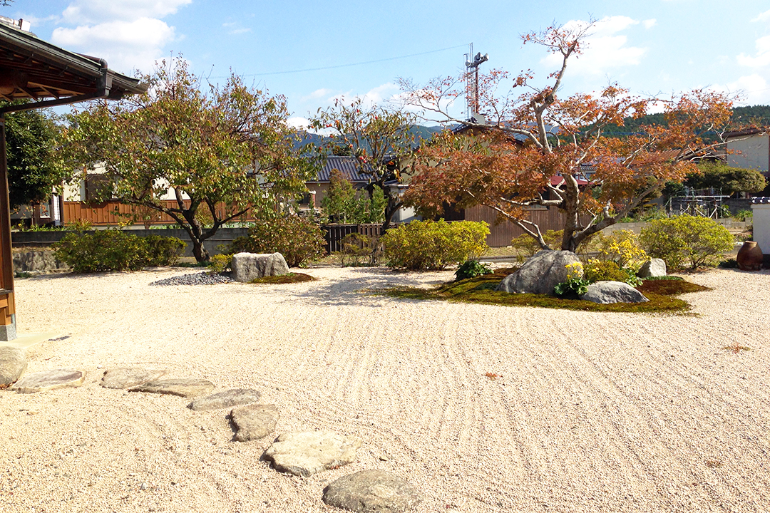 自然の背景が借景となる庭