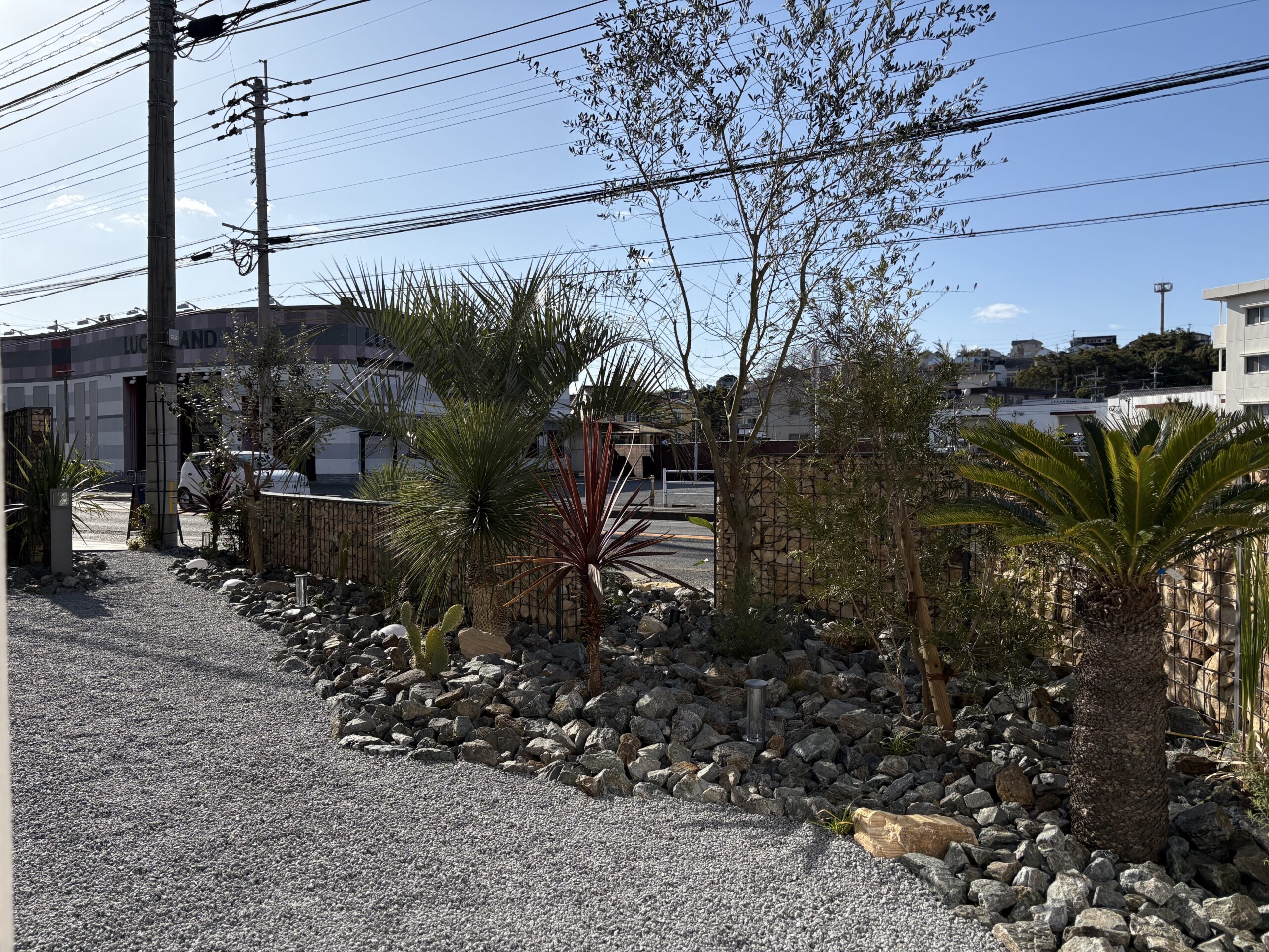 暖かく迎え入れる斎場の庭