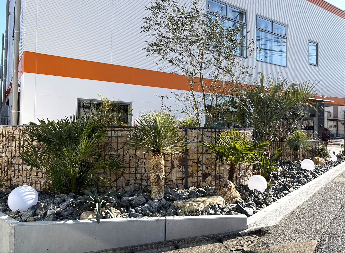 暖かく迎え入れる斎場の庭