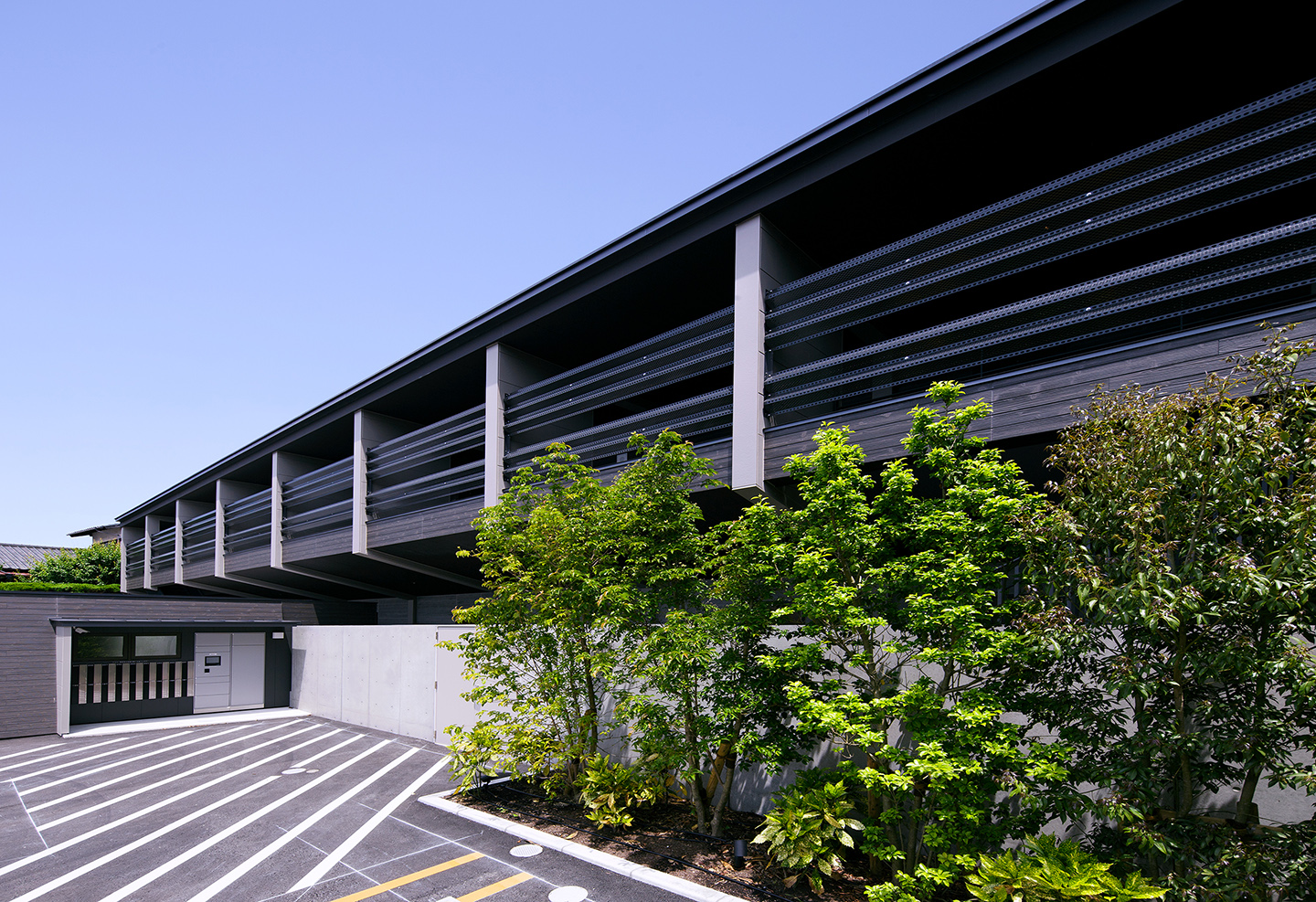 直線美を活かした共同住宅