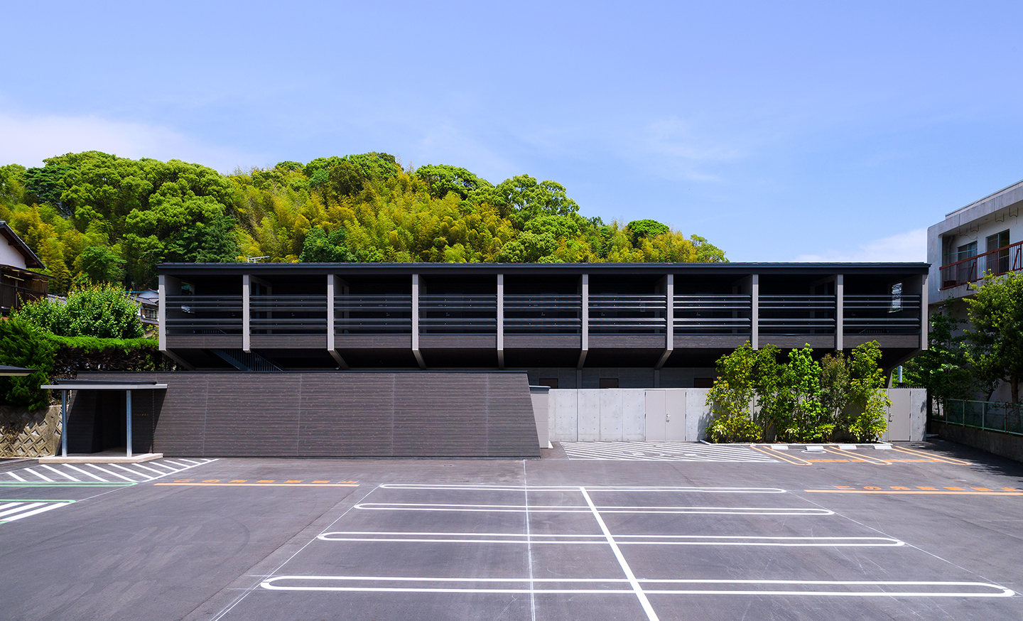 直線美を活かした共同住宅